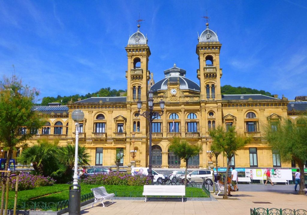 La ciudad del norte de España que aúna historia, gastronomía y playas de ensueño: descubre la belleza de San Sebastián 3 Moncloa san sebastian ayuntamiento Moncloa