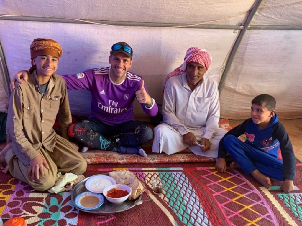 Santiago Sánchez fue caminando desde Madrid hacia Qatar, durmiendo a la intemperie en su tienda de campaña o en las casas que le acogían.