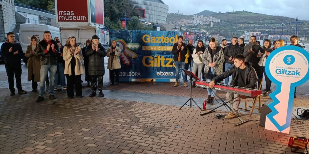 Los familiares de los presos de ETA recaban apoyos fuera de EH Bildu: de Puigdemont a Podemos 1 Moncloa Miembros de Sare, familiares de presos de ETA