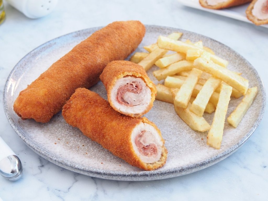 Receta de flamenquines caseros: una delicia andaluza que conquista paladares 3 Moncloa servir los flamenquines con las patatas fritas Moncloa