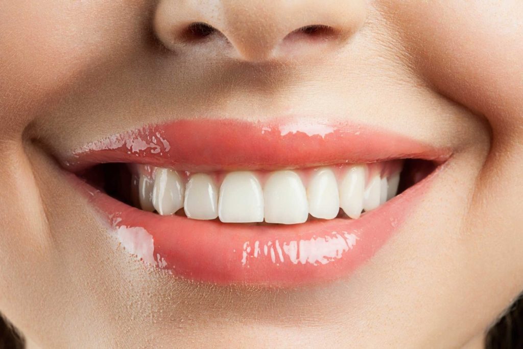 ¿Por qué no debemos usar agua oxigenada en nuestros dientes?
