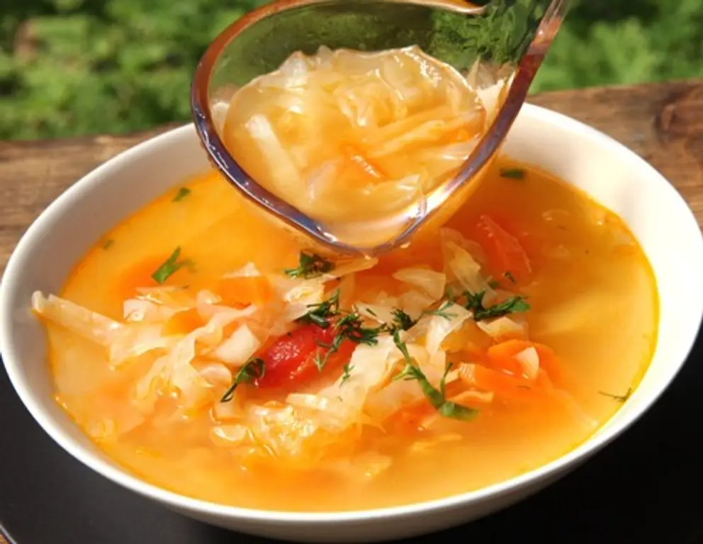 Sopa de col para adelgazar: ¿Milagro o mito? Descúbrelo ahora 2 Moncloa sopa de col 3 Moncloa