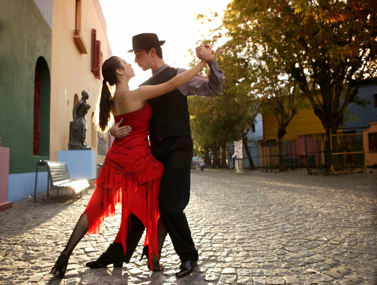 Buenos Aires en detalle: Descubre fascinantes curiosidades que revelan la esencia única y cautivadora de esta ciudad 1 Moncloa EL TANGO: PASIÓN Y MELODÍA EN LAS CALLES PORTEÑAS
