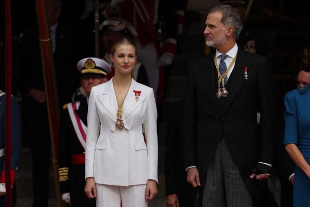 traje blanco jura constitucion