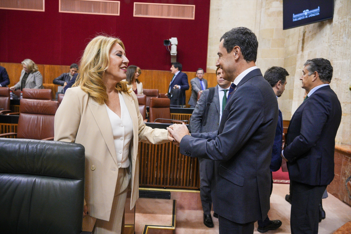 Juanma Moreno felicita a la consejera Carmen España.