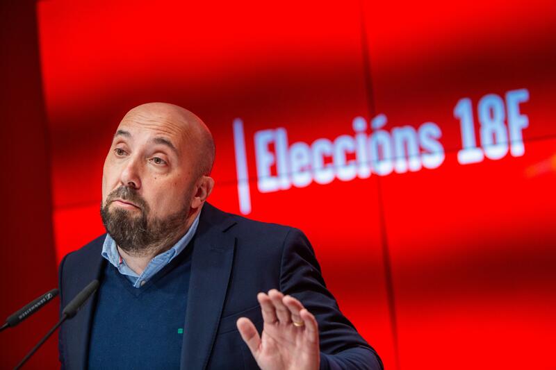 El secretario de Organización del PSdeG, José Manuel Lage, en hace una primera valoración de los resultados electorales en la sede del PSdeG