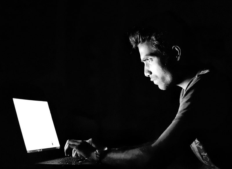 USO DE PERFILES FALSOS EN REDES SOCIALES