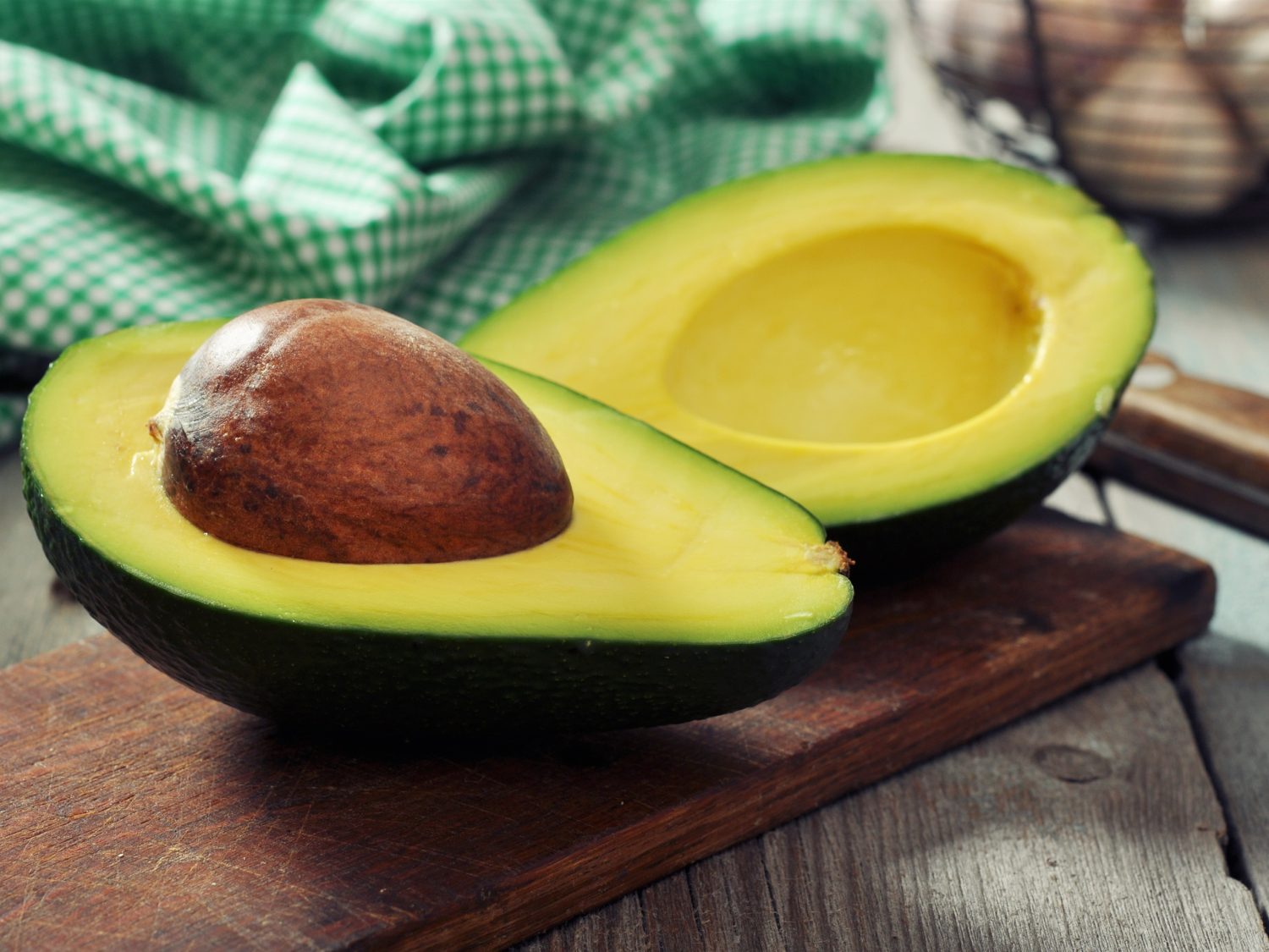 ¡Atención mayores de 60! Descubre los 7 superalimentos para transformar tu dieta 1 Moncloa AGUACATE: EL ALIADO DE TU CORAZÓN
