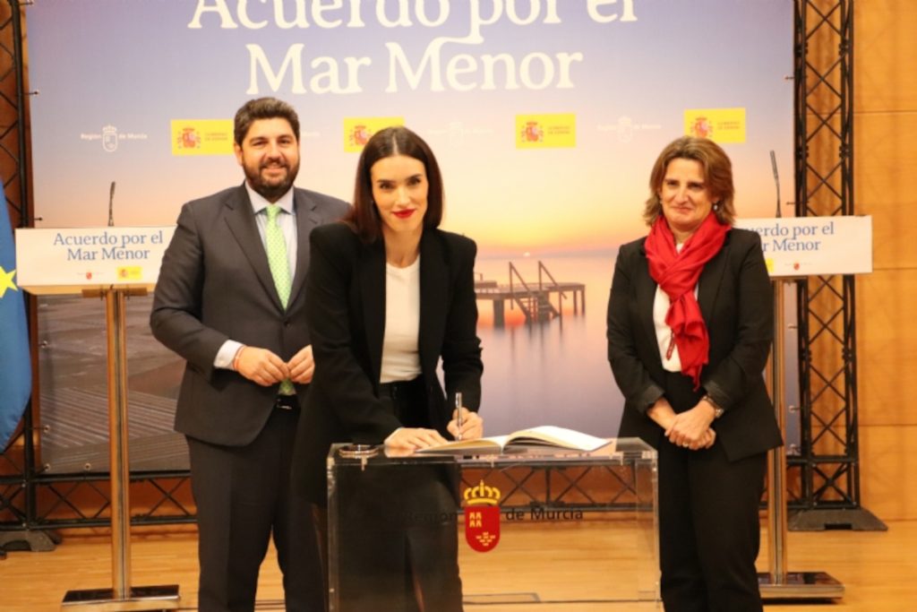 María Cánovas, la popular alcaldesa de Alhamas de Murcia, que recuerda a Ayuso respondiendo a sus adversarios.