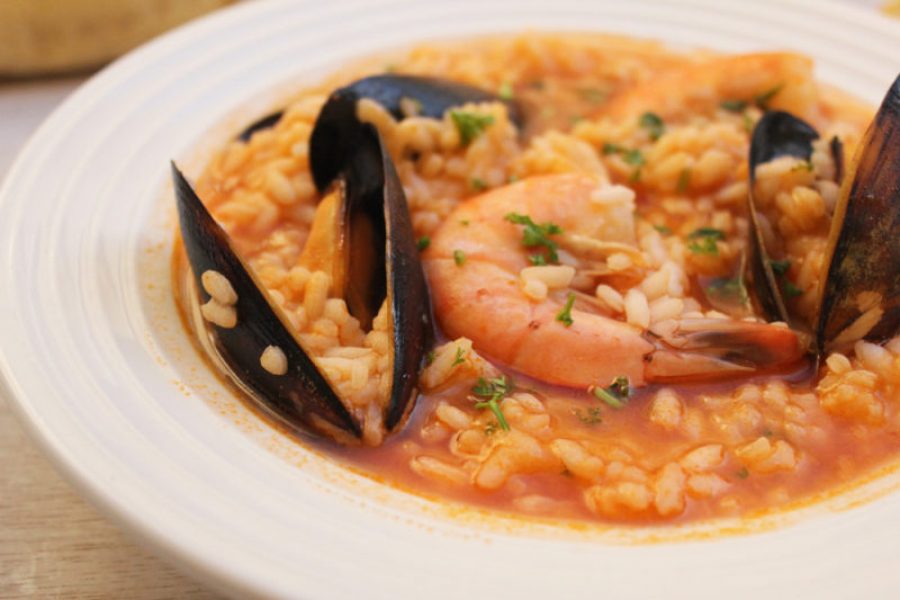 Arroz caldoso con mariscos receta e1517256233199 900x600 1 Moncloa