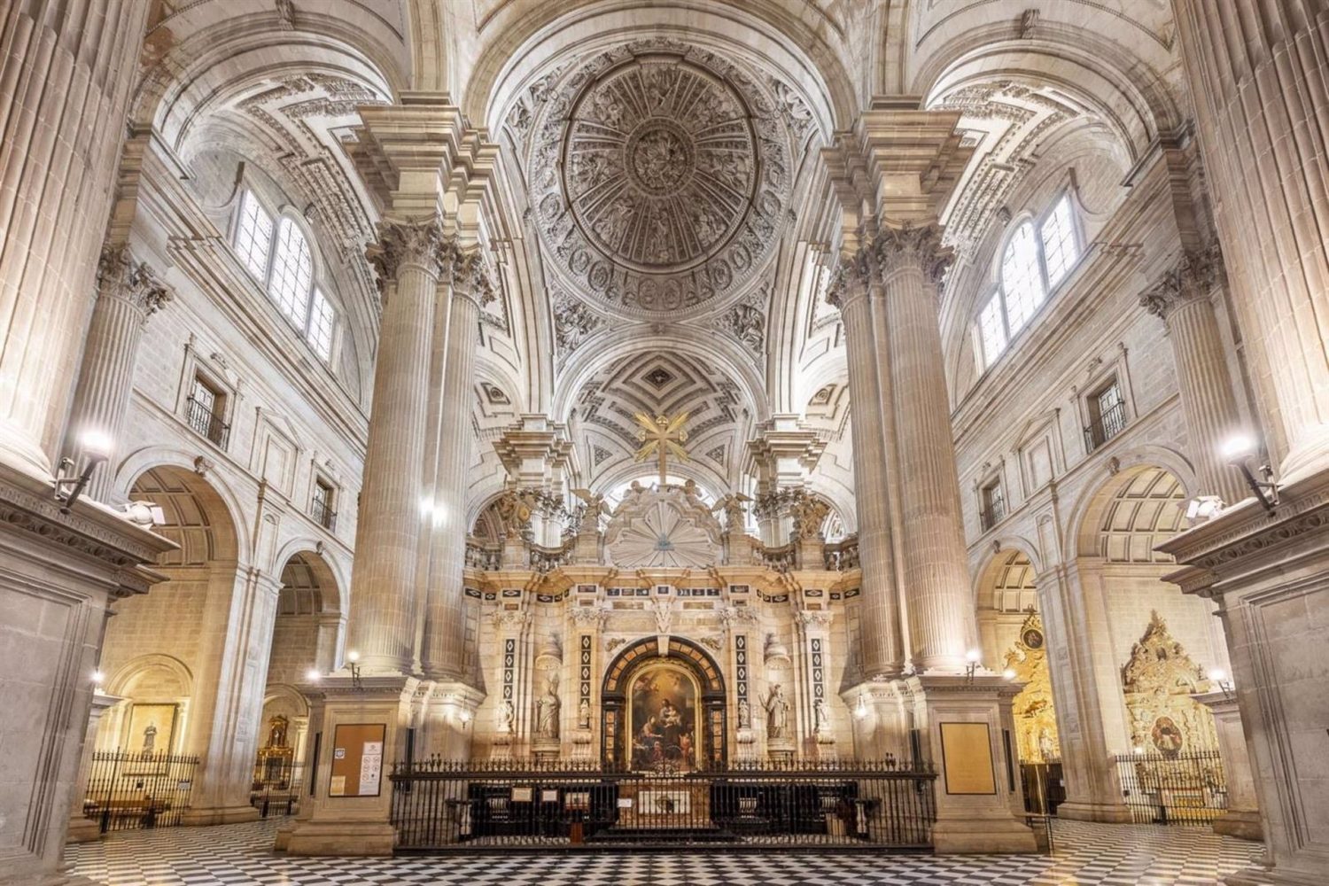 Catedral de Jaén: El tesoro renacentista y su misteriosa belleza 3 Moncloa EL IMPACTO EN LA COMUNIDAD LOCAL