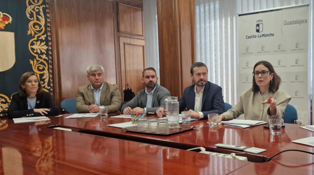 Guadalajara y García-Page, enfrentados por la urgencia con la Ciudad del Cine 1 Moncloa La directora general de Turismo, Comercio y Artesanía, Ana Isabel Fernández; y el delegado de la Junta en la provincia, José Luis Escudero, explicaron el proyecto de la Ciudad del Cine a Guadalajara.