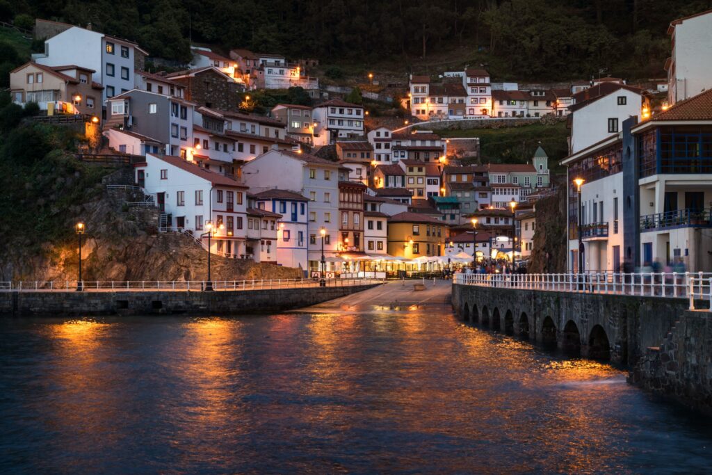 Cudillero, Asturias: Colores y misterios en un pueblo pesquero 3 Moncloa EVENTOS CULTURALES: CALLEJEO MUSICAL Y FESTIVIDADES