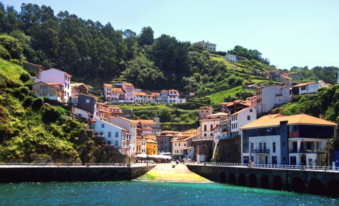 Cudillero, Asturias: Colores y Misterios en un Pueblo Pesquero