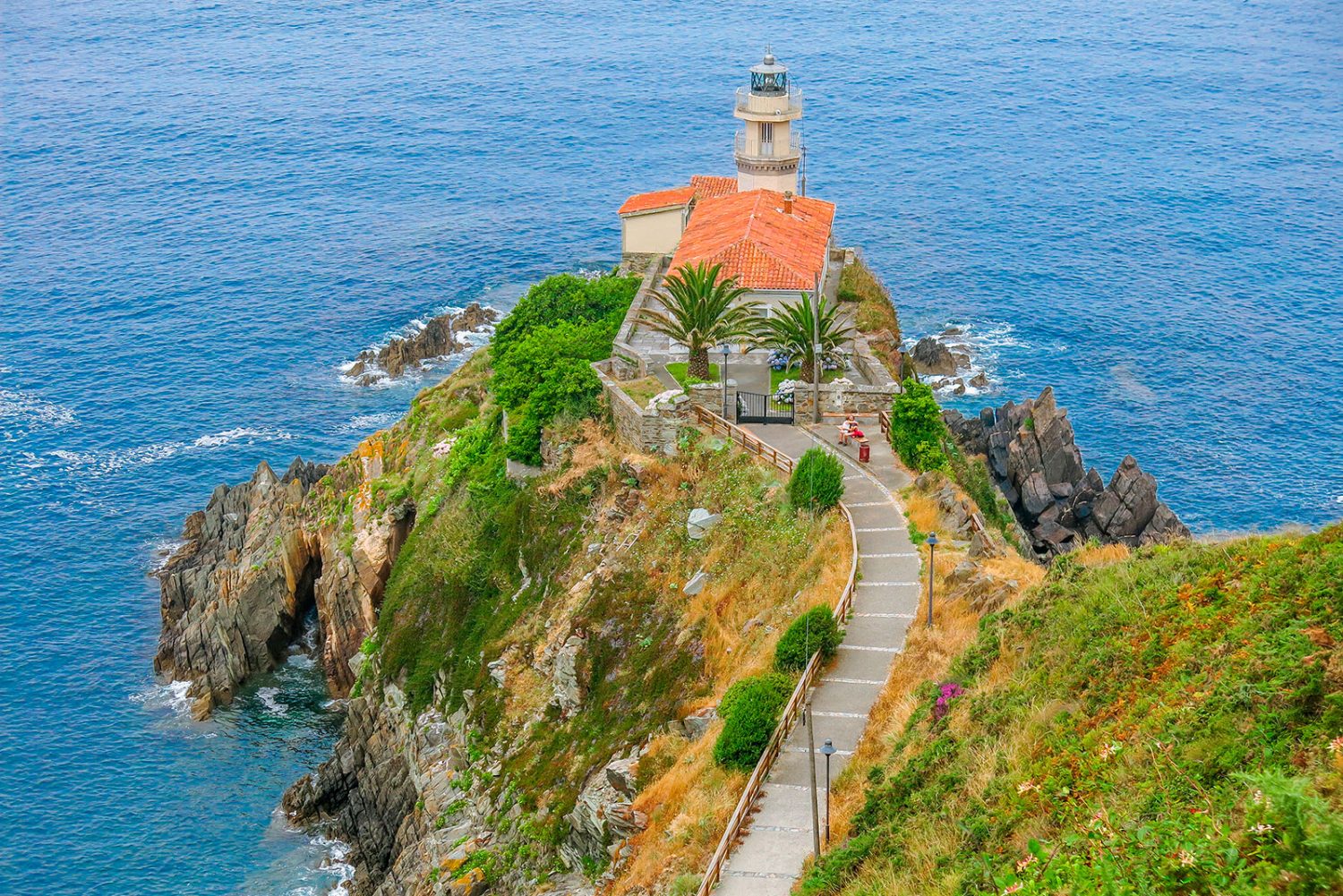 Cudillero, Asturias: Colores y misterios en un pueblo pesquero 2 Moncloa EL IMPACTO DEL TURISMO: RETOS Y OPORTUNIDADES