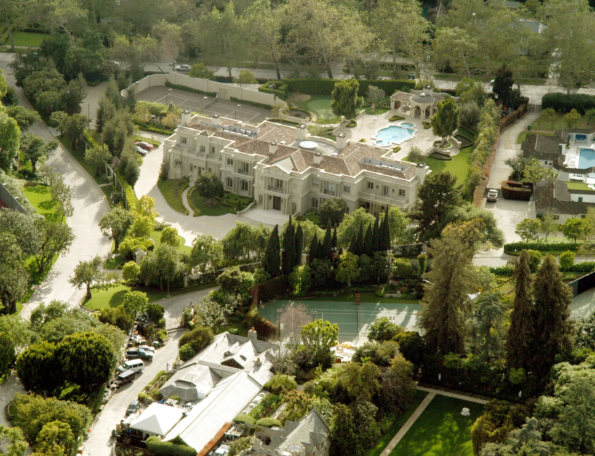Desvelamos los misterios angelinos: 10 curiosidades fascinantes de Los Ángeles que te cautivarán, ¡descúbrelas ahora mismo! 4 Moncloa EL BUNKER DE LA MANSIÓN PLAYBOY