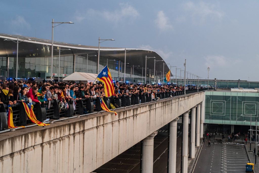 Miles de independentistas bloquearon el aeropuerto de El Prat el 14 de octubre de 2019