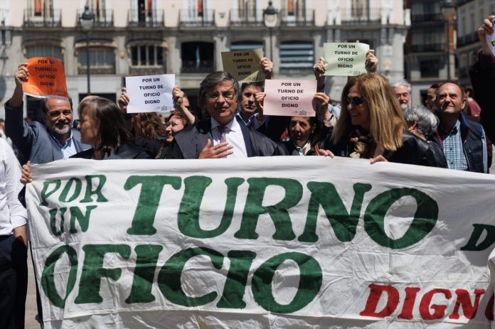 Abogados y procuradores se manifiestan contra la mutualidad de la abogacía
