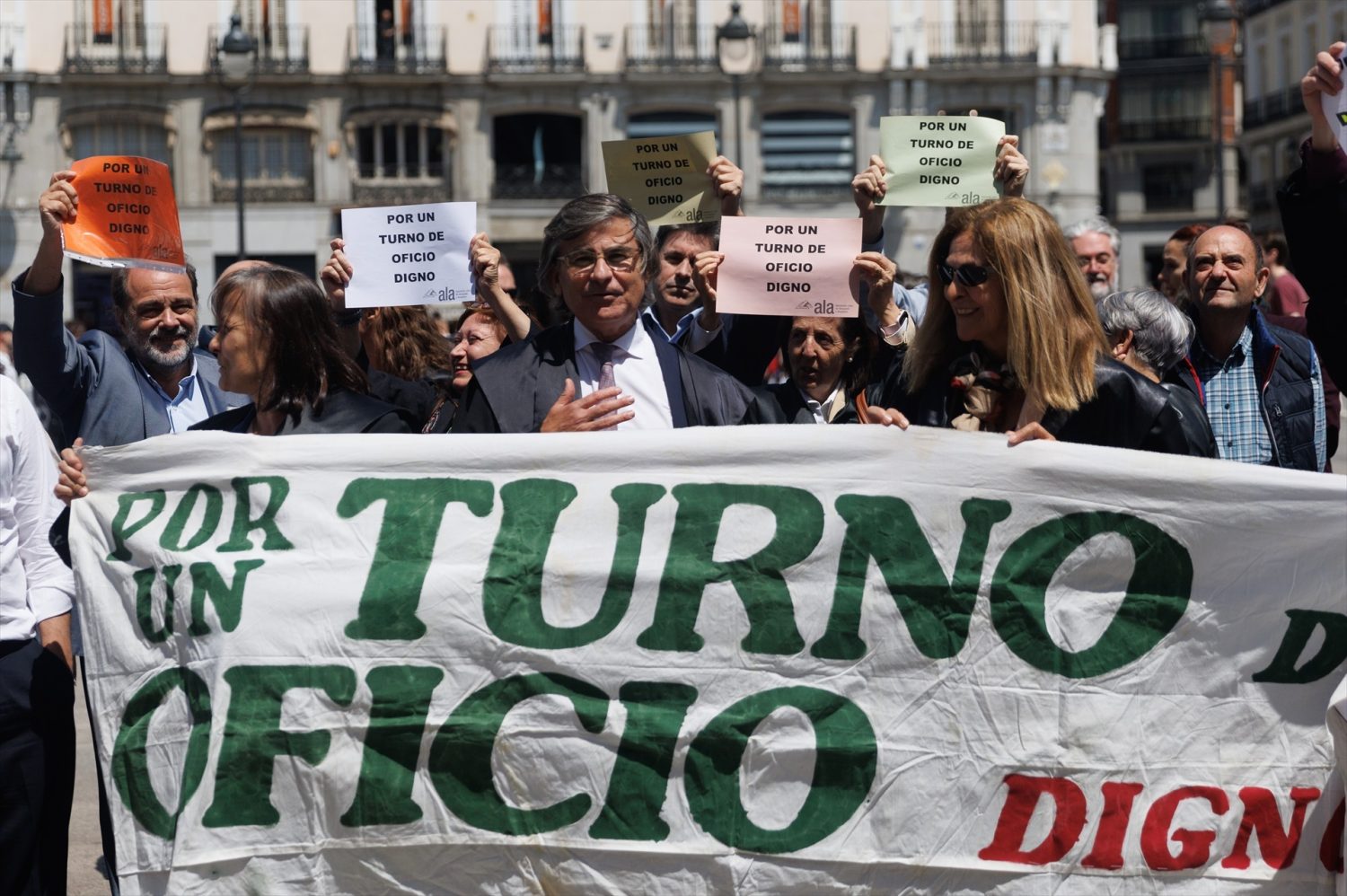 Abogados y procuradores se manifiestan contra la mutualidad de la abogacía