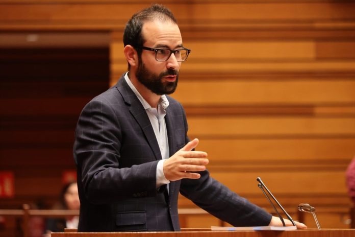 El secretario general del Grupo Socialista en las Cortes, el soriano Ángel Hernández, ha sido detenido por amenazar a su novia