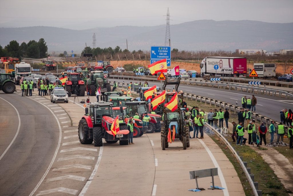 Los agricultores vuelven a la carga con las tractoradas para exigir a Luis Planas y la UE medidas eficientes.