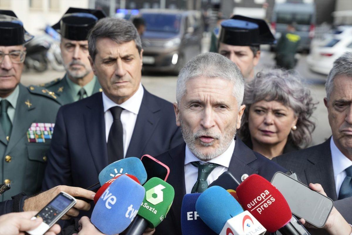 Marlaska pleitea con la viuda de un guardia civil asesinado por la indemnización.