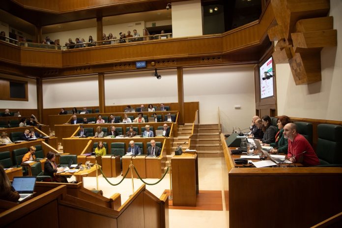 PP y Vox denuncian que el nacionalismo pretende acabar con la presencia del Ejército en Euskadi
