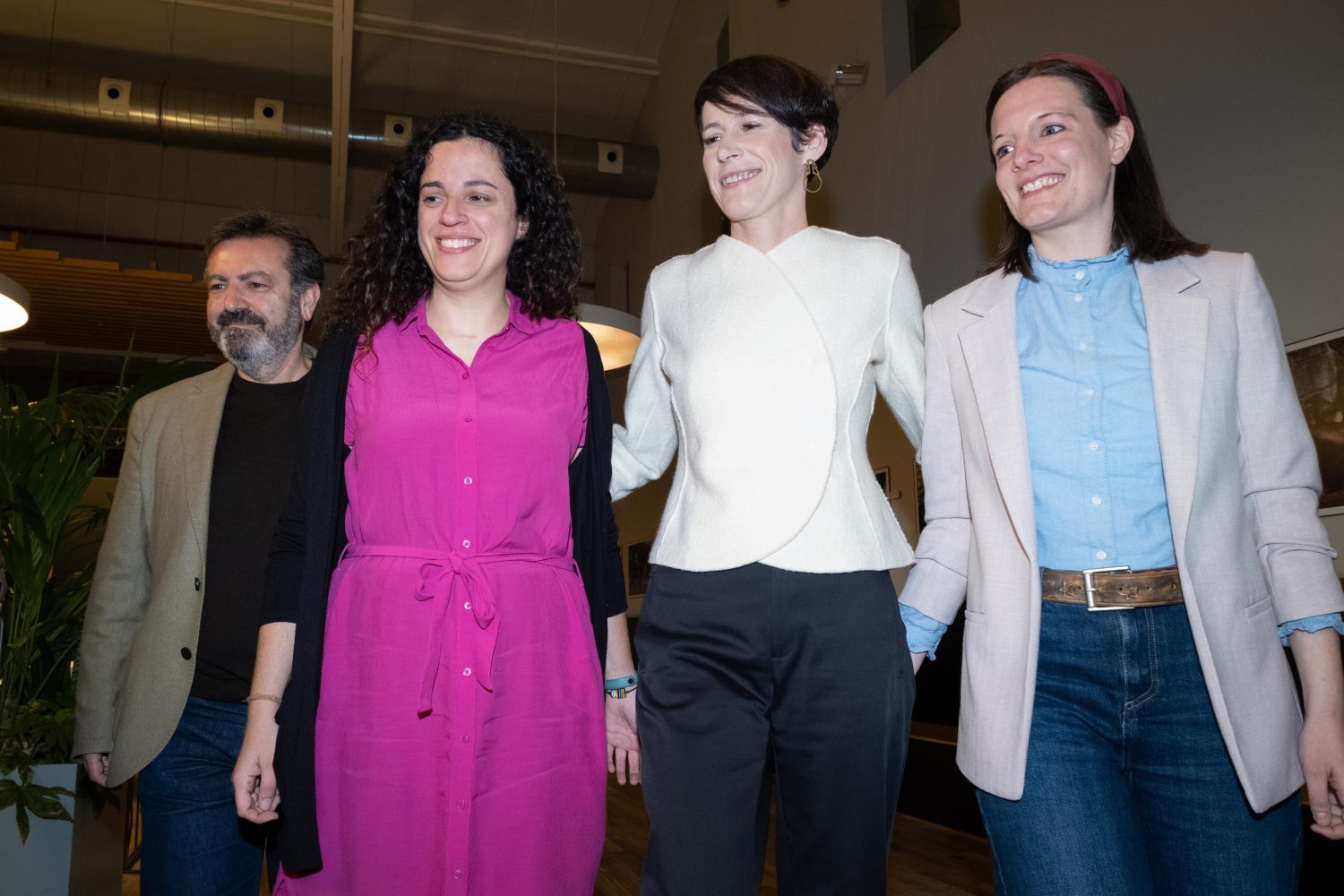 La candidata del Bloque Nacionalista Galego (BNG) a la presidencia de la Xunta, Ana Pontón (2d), durante el seguimiento de la jornada electoral de los comicios autonómicos de Galicia, en el restaurante A Nave de Vidán, a 18 de febrero de 2024, en Santiago de Compostela, A Coruña, Galicia (España).