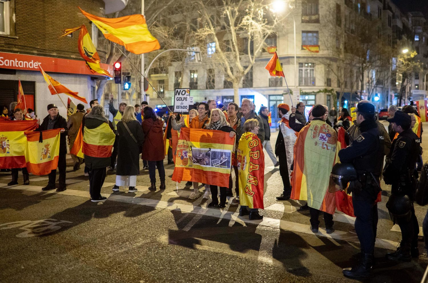 Un centenar de personas reza el rosario cerca de la sede del PSOE en Ferraz ante el recuento electoral