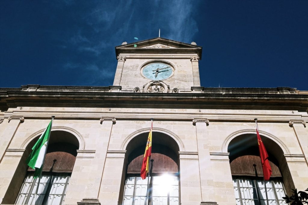 El Ayuntamiento, titular del espacio de la plaza comprendido entre los bancos de las provincias y la balaustrada, planea proponer al Estado, responsable de parte del monumento, un convenio para cerrar por completo este recinto monumental.