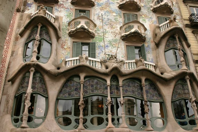 Comillas, Cantabria: El capricho de Gaudí y sus sorpresas artísticas