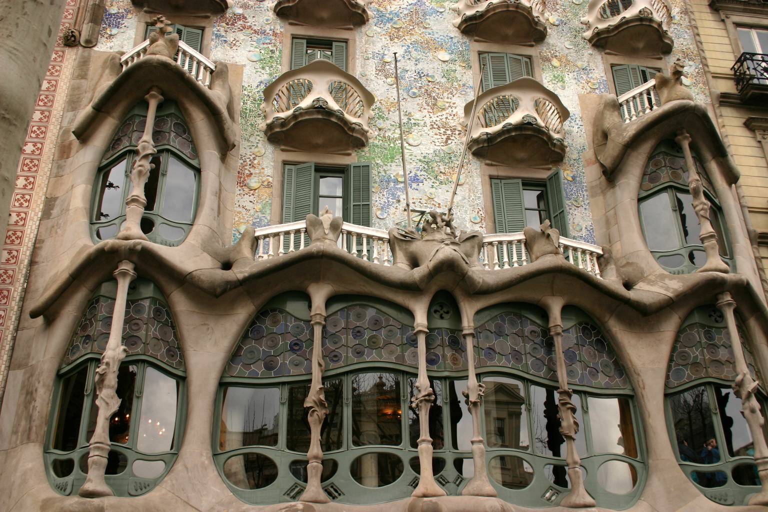 Comillas, Cantabria: El capricho de Gaudí y sus sorpresas artísticas