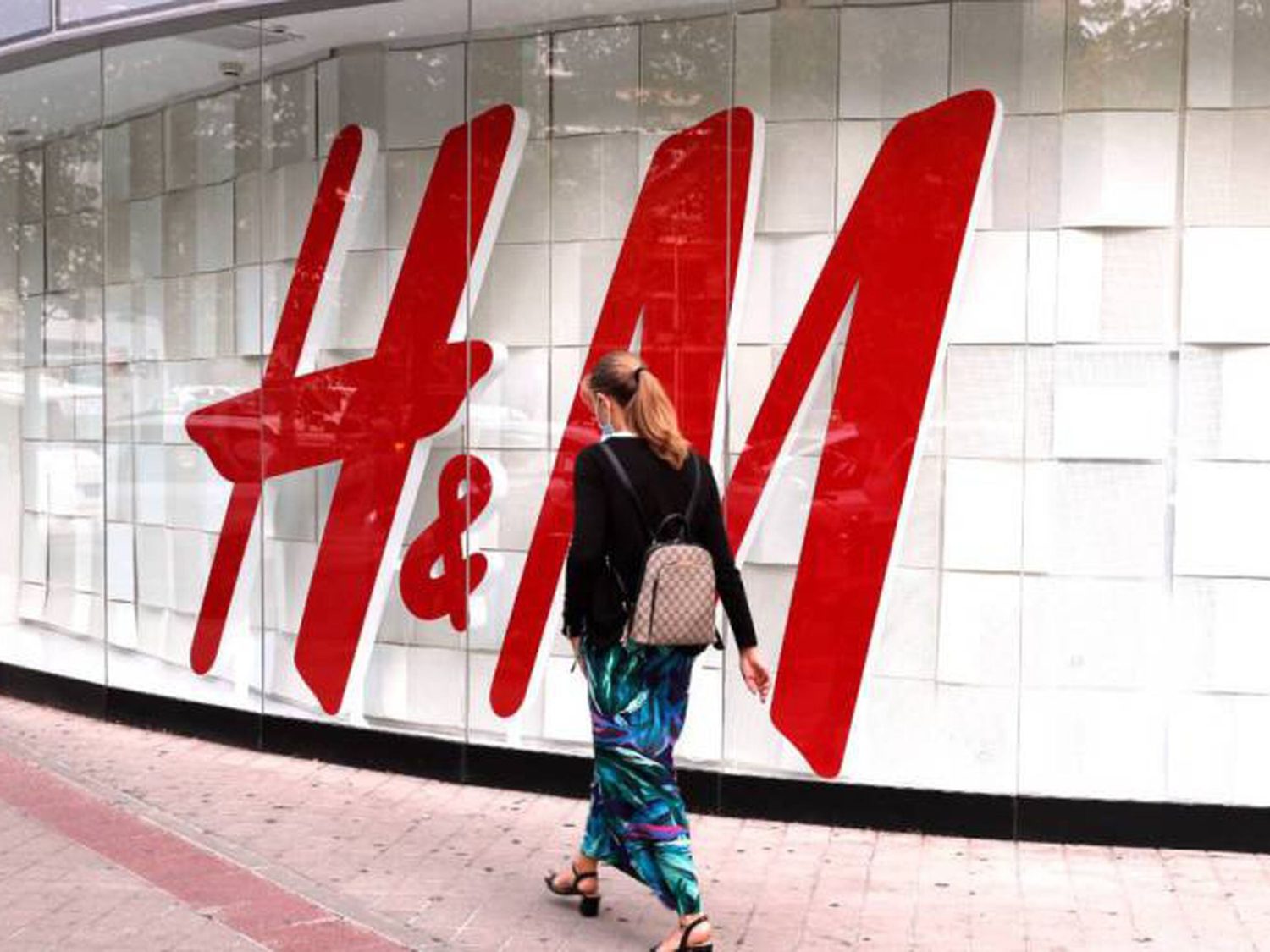 H&M tiene el mini bolso cruzado de moda por solo 25,99€