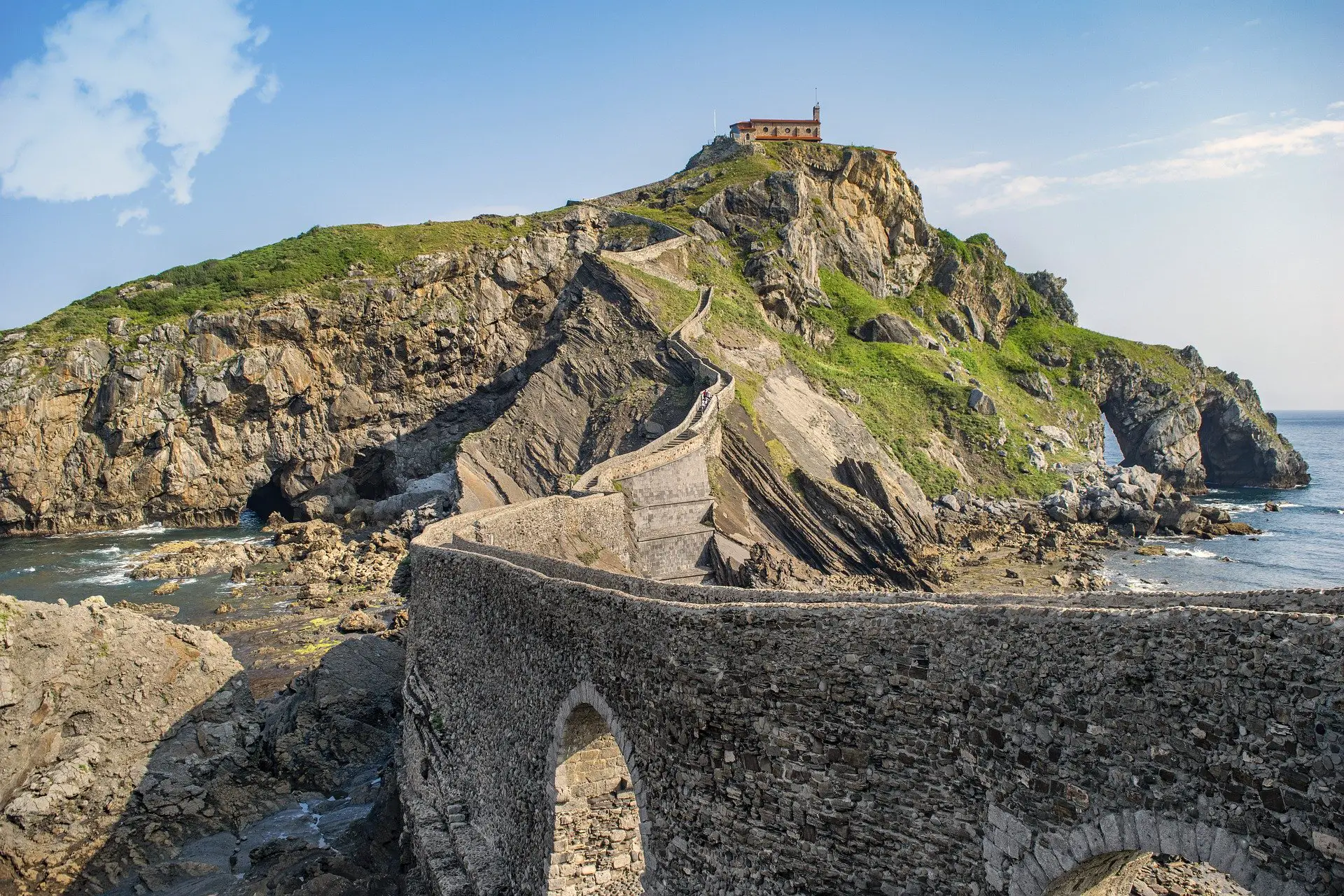 San Juan de Gaztelugatxe: Explora diez curiosidades que intensificará tu experiencia al máximo 2 Moncloa ECOS DEL PASADO
