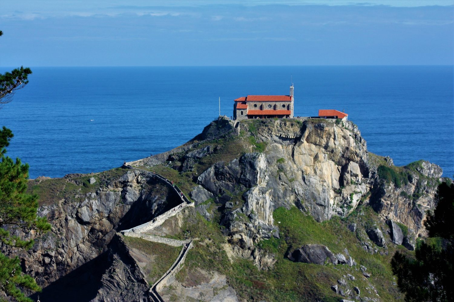 San Juan de Gaztelugatxe: Explora diez curiosidades que intensificará tu experiencia al máximo 1 Moncloa UNA ESCALERA DE RÉCORD