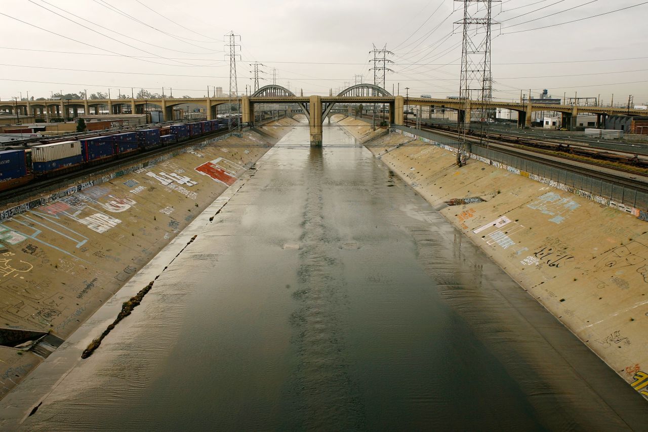 Desvelamos los misterios angelinos: 10 curiosidades fascinantes de Los Ángeles que te cautivarán, ¡descúbrelas ahora mismo! 1 Moncloa EL PUENTE DE LOS ÁNGELES: UN LUGAR DE ALTAS ENERGÍAS