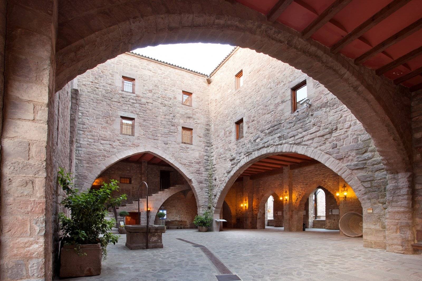 Parador de Cardona: Más allá de una fortaleza, descubre sus historias ocultas 1 Moncloa FORTALEZA: LEYENDAS Y RELATOS