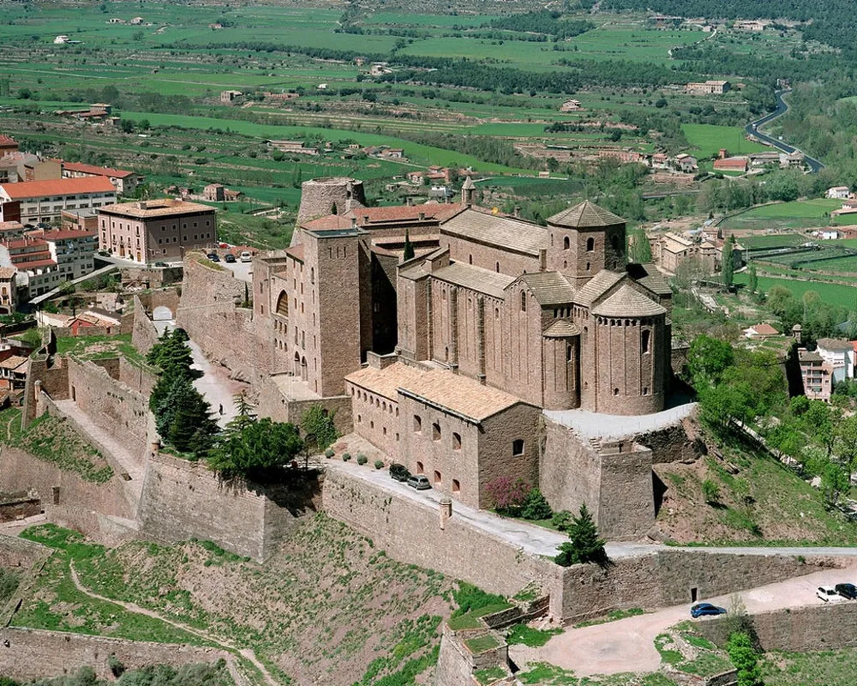 Parador de Cardona: Más allá de una fortaleza, Descubre Sus Historias Ocultas