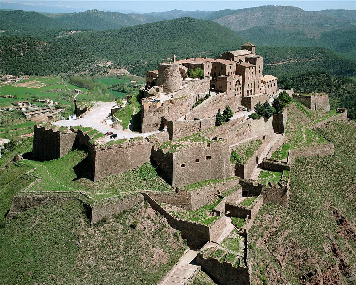 Parador de Cardona: Más allá de una fortaleza, descubre sus historias ocultas 4 Moncloa PARADOR DE CARDONA: UNA OPORTUNIDAD PARA EL REDESCUBRIMIENTO