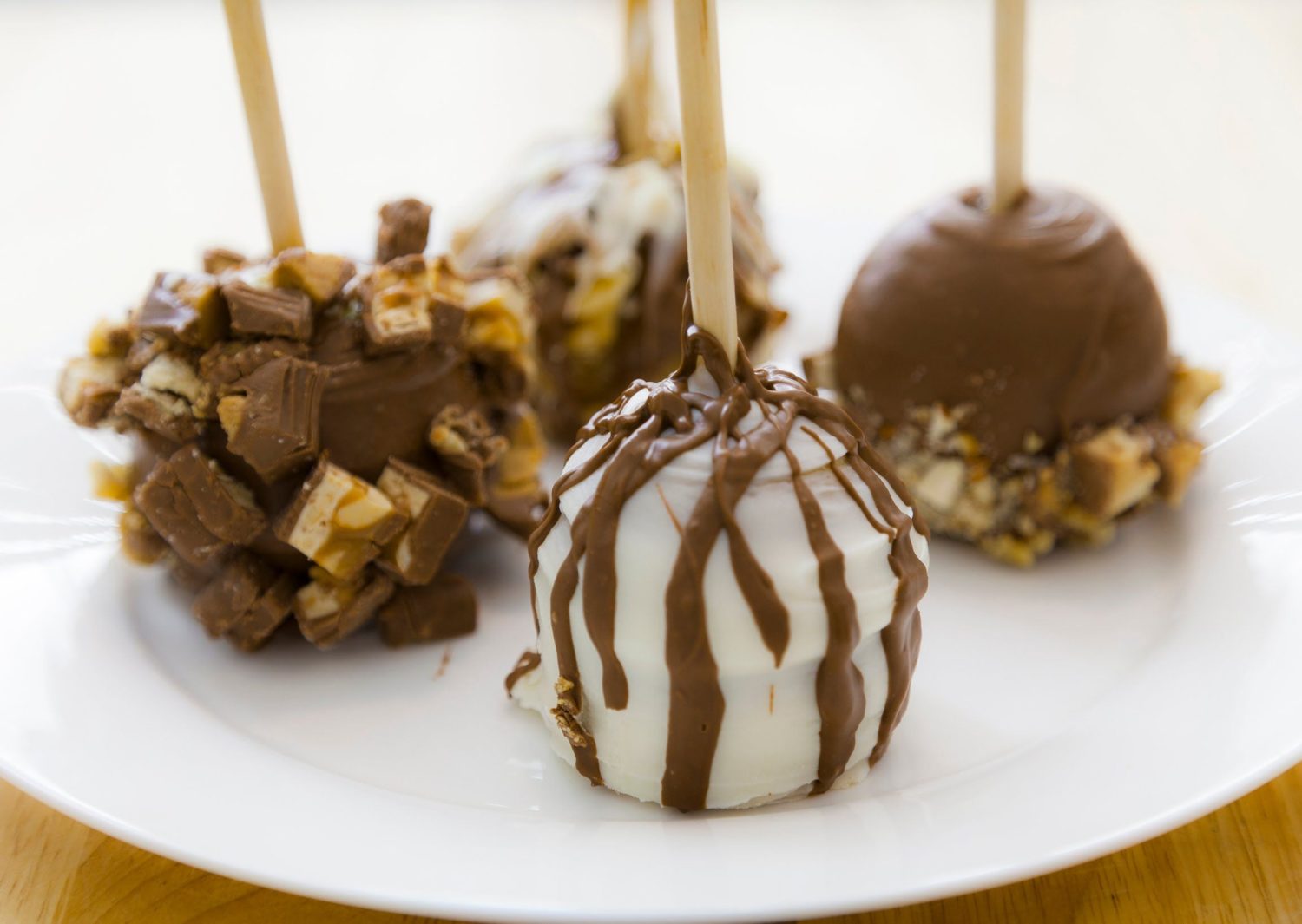 Sorprende en San Valentín con estas piruletas de manzana y chocolate: una receta fácil, rápida y deliciosa