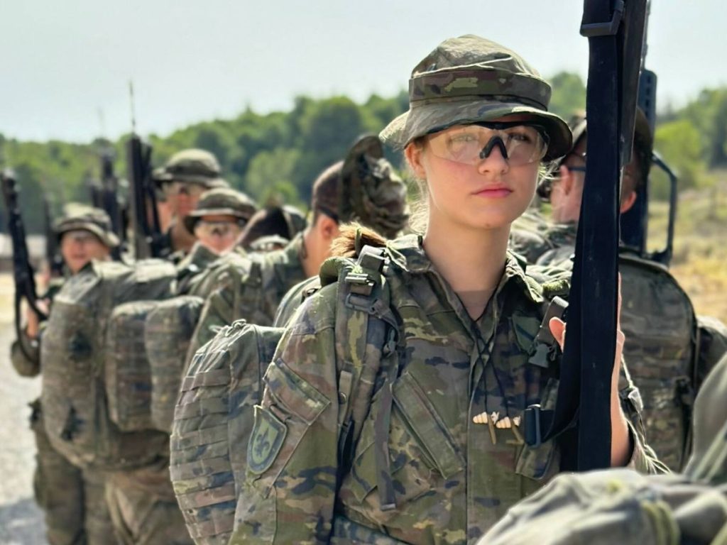 Se filtran fotos privadas de Leonor en la Academia Militar de Zaragoza con uno de los murales de la hija de Letizia y Felipe 1 Moncloa