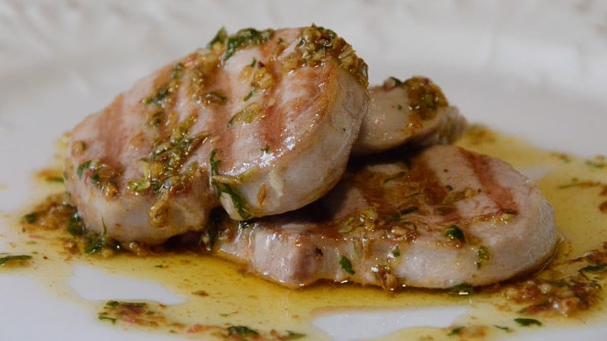 Explora el placer culinario: Solomillo de cerdo al horno con chimichurri, una receta fácil, económica y deliciosa