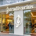 Stradivarius deslumbra con el vestido negro líder, ¡inspiración Dior por 19 €!