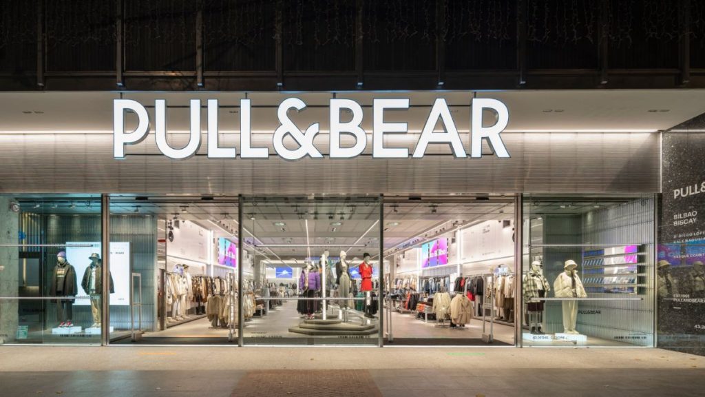Encontramos las mejores zapatillas deportivas de Pull and Bear por 13 ridículos euros 4 Moncloa Triunfa con estilo: la falda negra, larga y elegante de Pull and Bear
