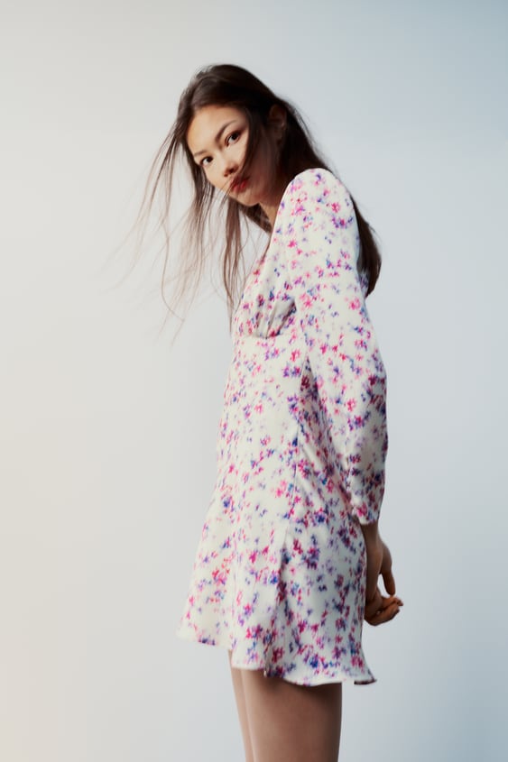 Renueva tu primavera con los 7 vestidos irresistibles de Zara 2 Moncloa Vestido mini satinado estampado Zara Moncloa