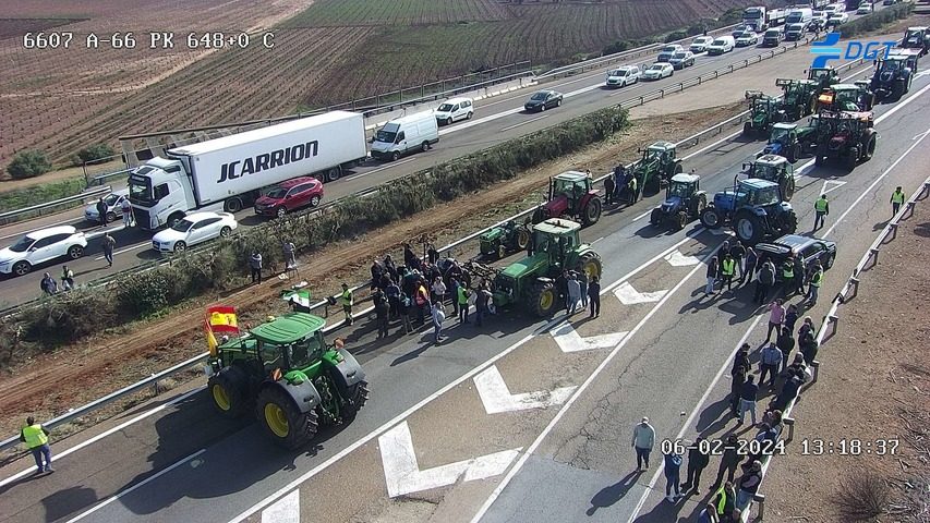 En algunas carreteras coincidieron tractores y camiones como en la A-66 Fuente: DGT