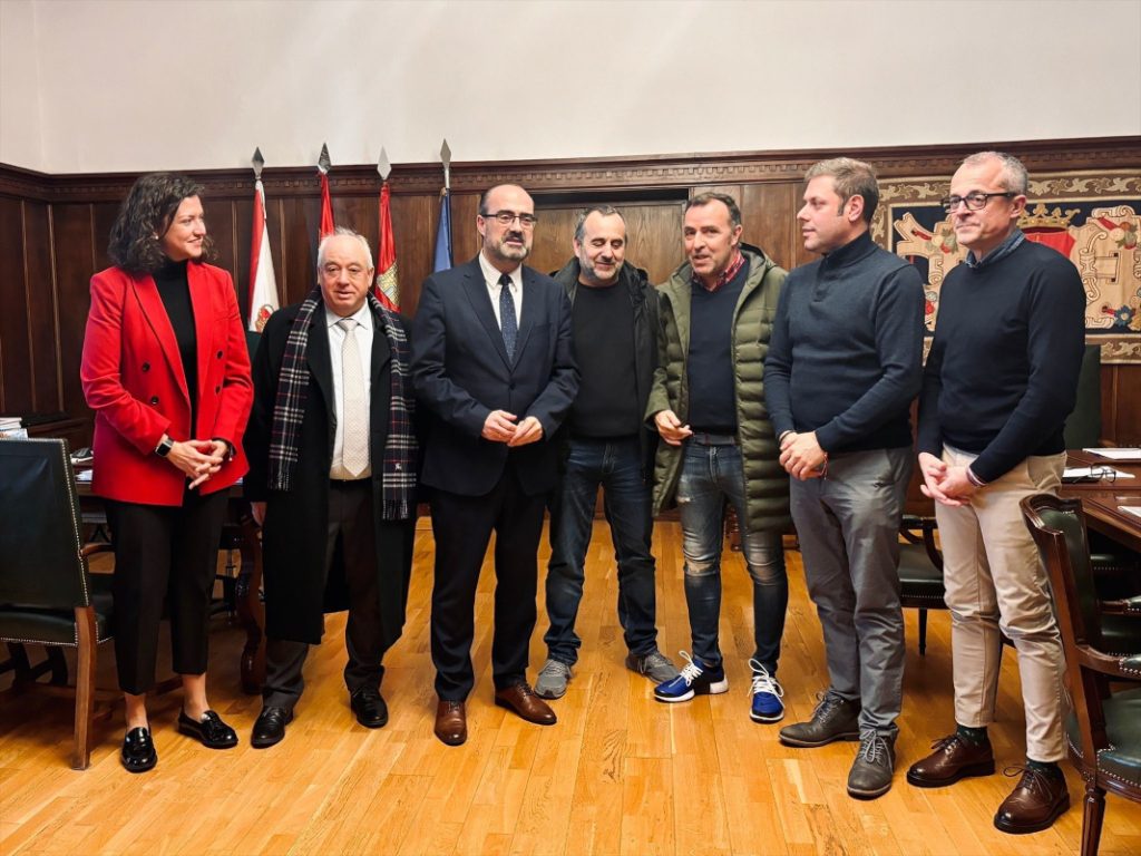 El alcalde de Ponferrada y varios concejales del equipo de gobierno, junto con los representantes de patronal y sindicatos, en el inicio del acuerdo para el diálogo social.