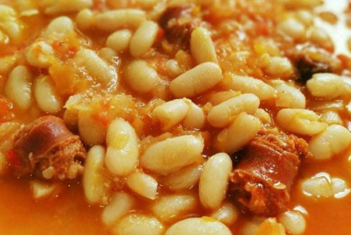 alubias o judías blancas con chorizo