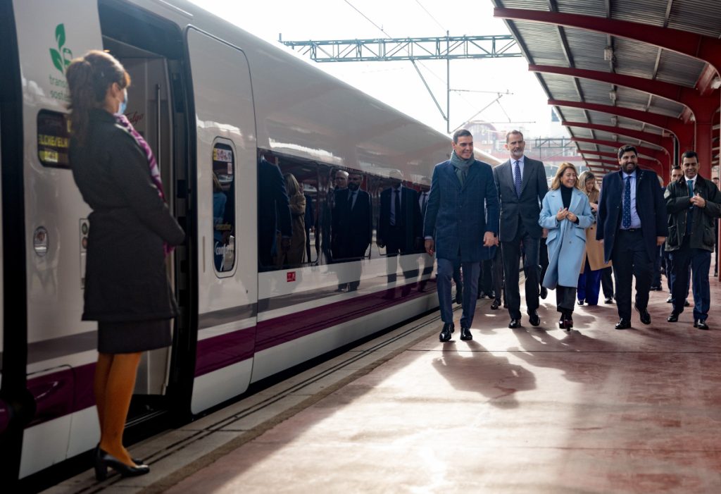 El presidente del Gobierno de España, Pedro Sánchez y el Rey Felipe VI en uno de los viajes inaugurales del AVE fabricado por Talgo