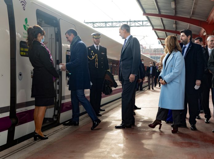 El presidente del Gobierno de España, Pedro Sánchez, y el Rey Felipe VI, entrando en un AVE fabricado por Talgo